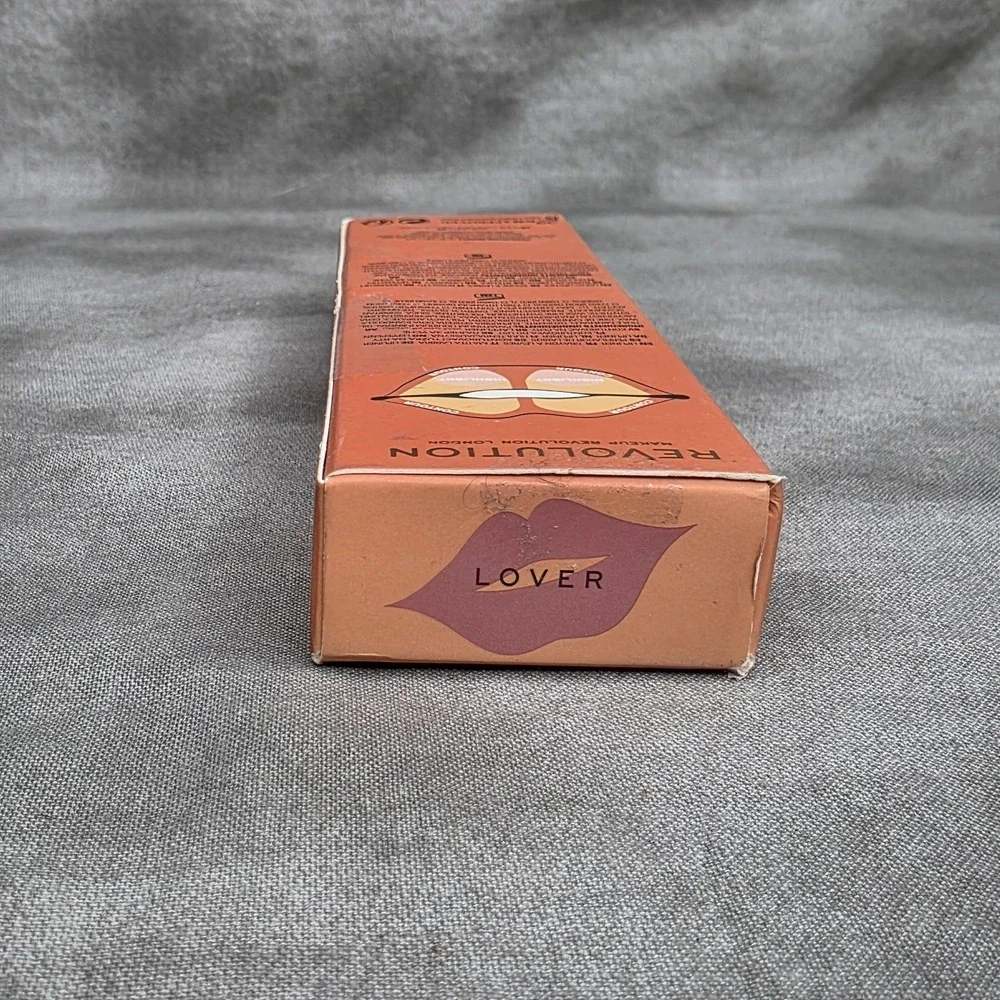 Revolution Lip Contour Kit in LOVER Lip Gloss & Lip Liner SET Matte Finish